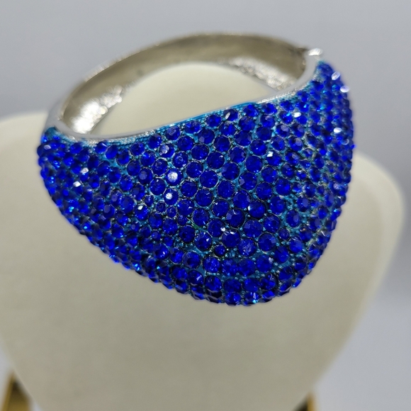 Elegant Blue Crystal Bracelet • Half Egg Shaped • Silvertone - Picture 1 of 4